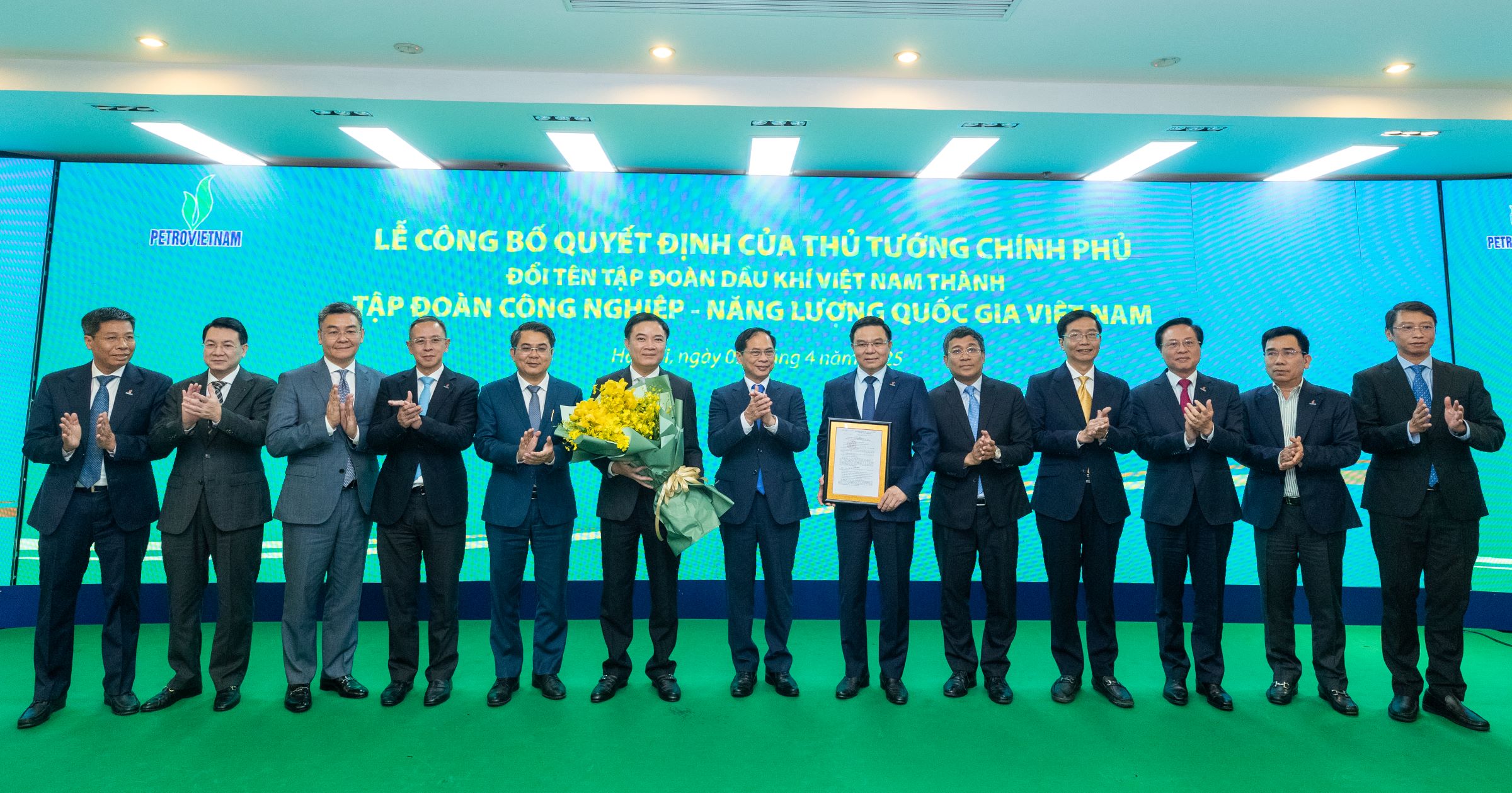 Deputy Prime Minister Bùi Thanh Sơn and Petrovietnam’s leadership at the ceremony announcing the renaming of the Vietnam Oil and Gas Group.
